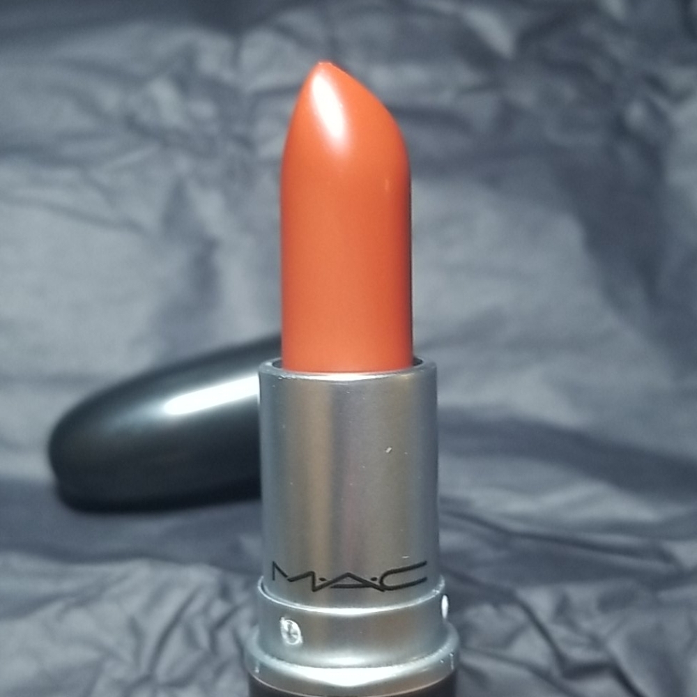 New Unused Mac Cosmetics Chili Matte Lipstick - Picture 2 of 3